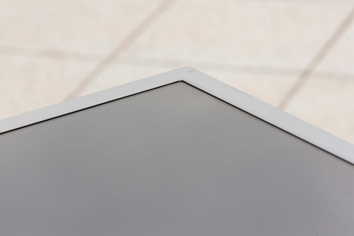 Tisch 150 x 90 cm
silbernes Gestell