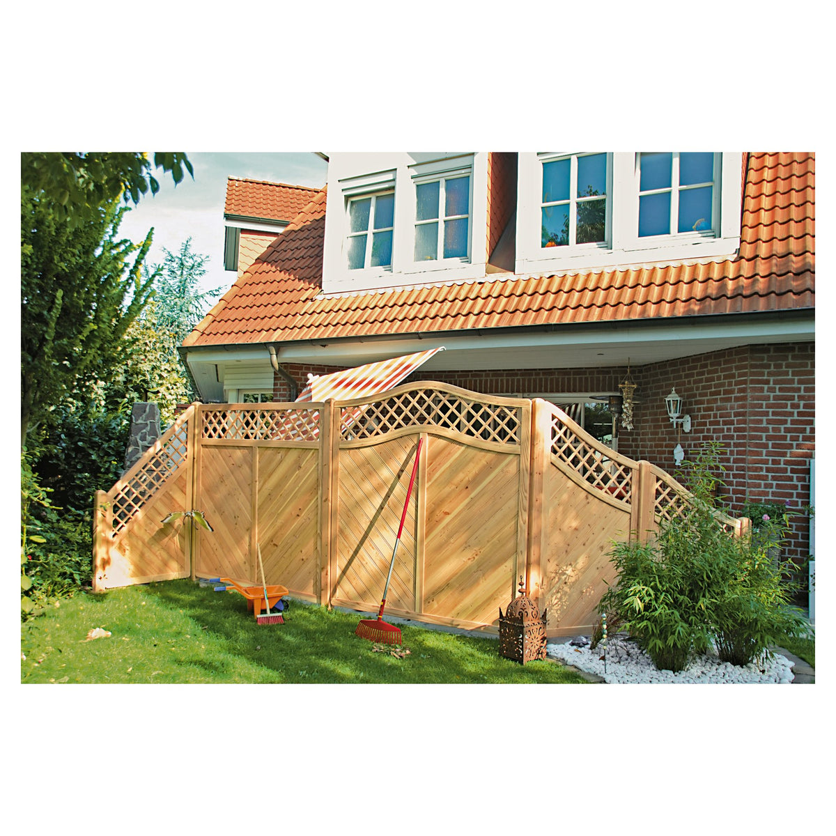 CLASSICO-Serie Krone-Ranki Abschluß
90 x 140/90 cm, Lärche/ Douglasie
Rahmen 40/68 mm, Profilbretter 16/118 mm
